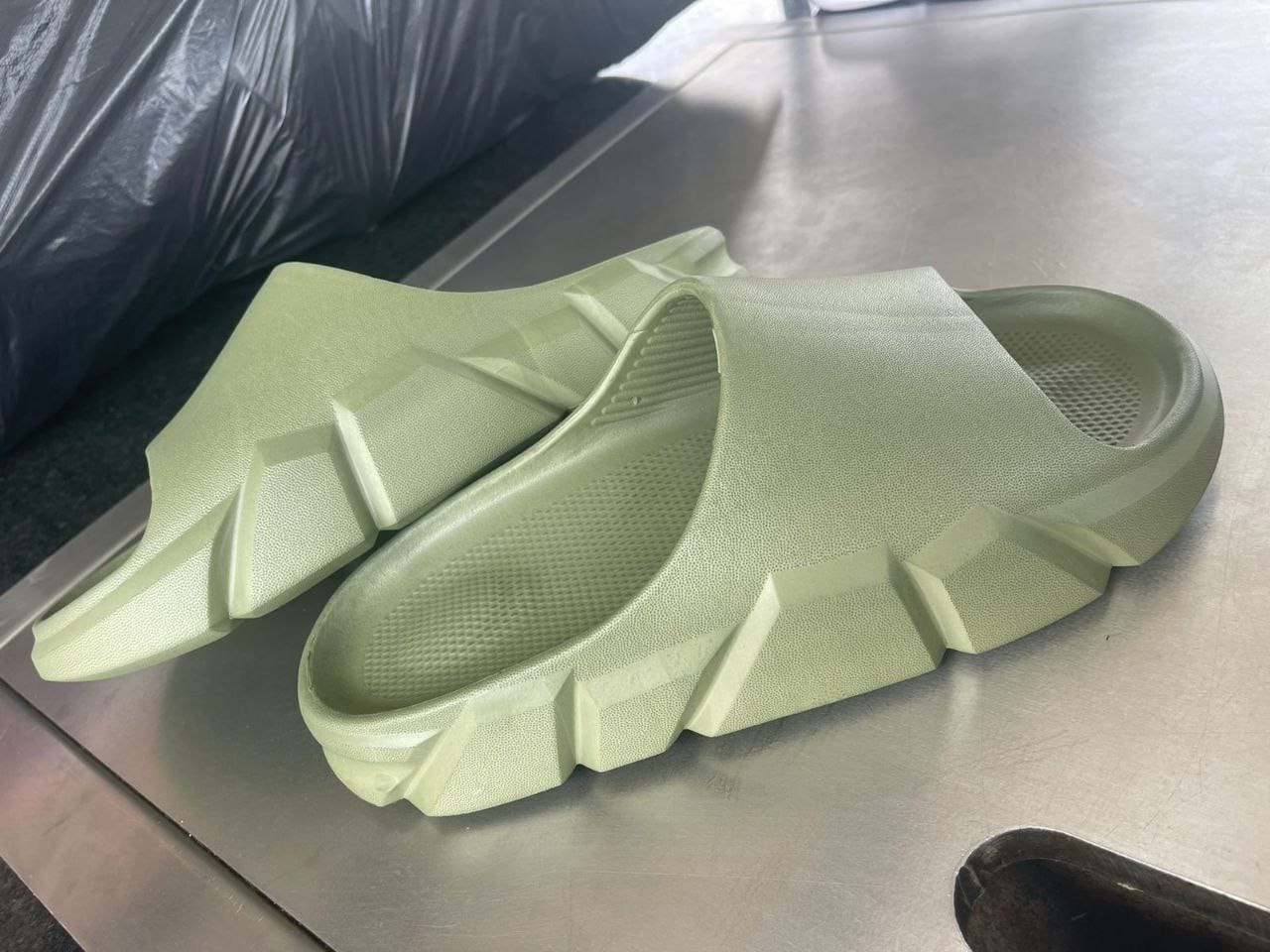 Vista 4 de Pantuflas Balenciaga Caballero - COLOR: BEIGE, TALLA: 41